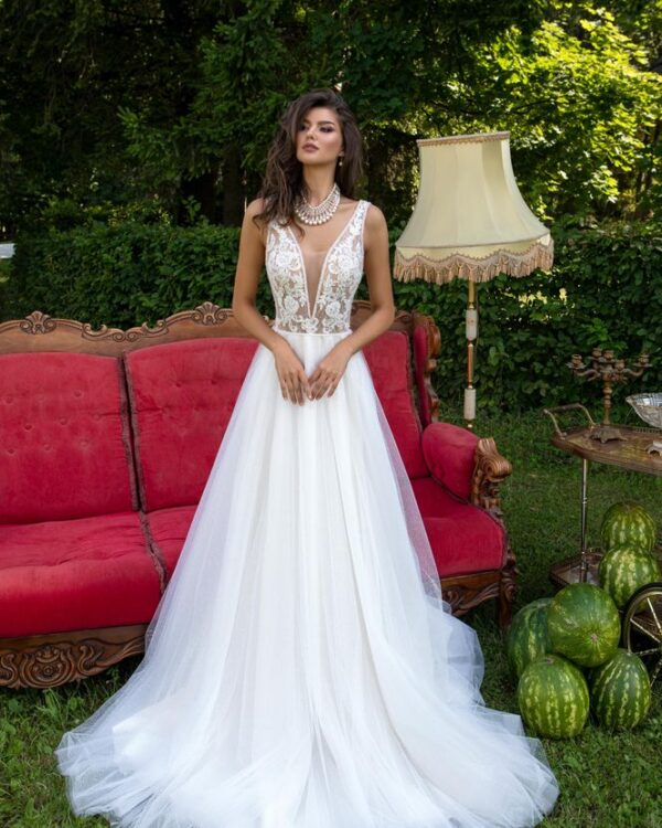 Εντυπωσιακό Nυφικό με διαφάνεια soleil κεντημένη με δαντέλα