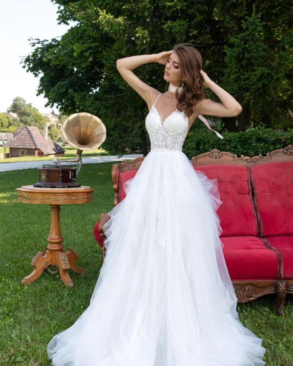 Εντυπωσιακό Nυφικό με μπούστο κεντημένο με δαντέλα