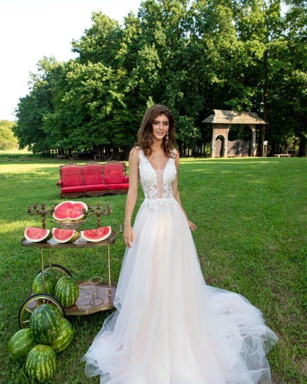 Εντυπωσιακό Nυφικό με διαφάνεια soleil κεντημένη με δαντέλα