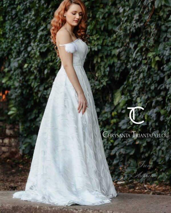 Nυφικό από ανάγλυφη δαντέλα με γκλίτερ και πέρλα