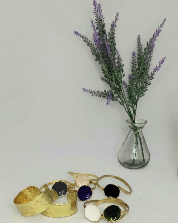 Δαχτυλίδι σφυρήλατο από ορείχαλκο και χρωματιστό γυαλί. Χειροποίητη δημιουργία