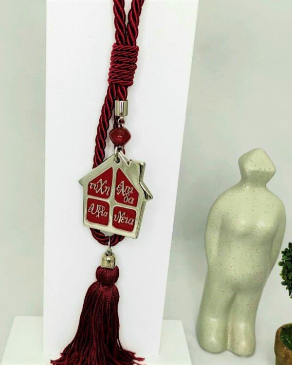 Γούρι 2022 με με σπιτάκι και ευχές, διακοσμητικά στοιχεία επιχρυσωμένα με 24 καράτια , με σατέν κορδόνι και μεταξωτή φούντα. Μήκος 24 εκ. Ενά πολυτελές γούρι, ιδανικό δώρο για το σπίτι ή το γραφείο