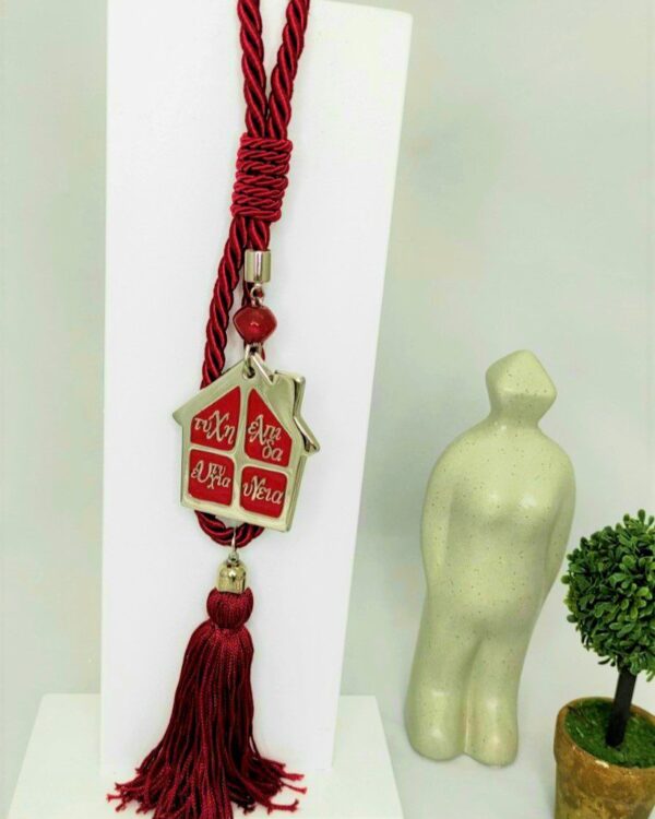 Γούρι 2022 με με σπιτάκι και ευχές, διακοσμητικά στοιχεία επιχρυσωμένα με 24 καράτια , με σατέν κορδόνι και μεταξωτή φούντα. Μήκος 24 εκ. Ενά πολυτελές γούρι, ιδανικό δώρο για το σπίτι ή το γραφείο