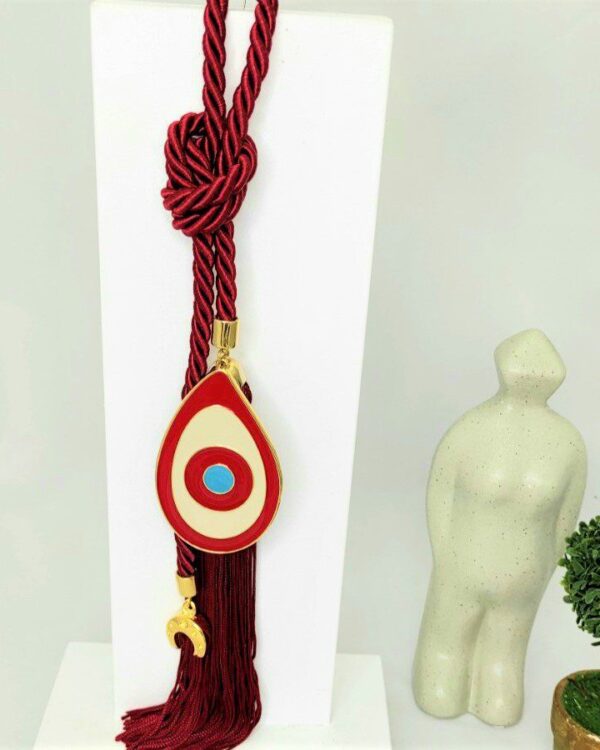 Γούρι 2022 με μάτι από σμάλτο, διακοσμητικά στοιχεία επιχρυσωμένα με 24 καράτια , με σατέν κορδόνι και μεταξωτή φούντα. Μήκος 24 εκ. Ένα πολυτελές γούρι, ιδανικό δώρο για το σπίτι ή το γραφείο