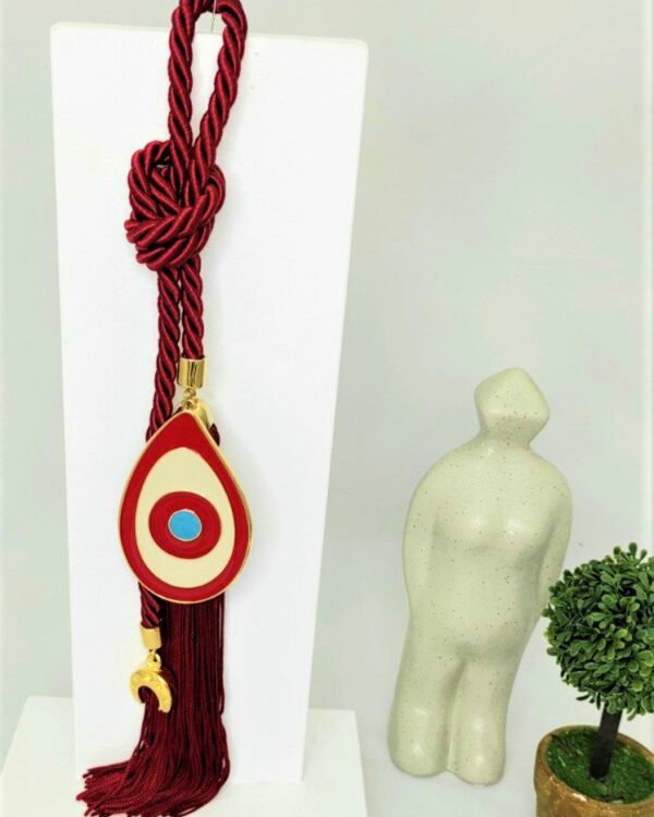 Γούρι 2022 με μάτι από σμάλτο, διακοσμητικά στοιχεία επιχρυσωμένα με 24 καράτια , με σατέν κορδόνι και μεταξωτή φούντα. Μήκος 24 εκ. Ένα πολυτελές γούρι, ιδανικό δώρο για το σπίτι ή το γραφείο