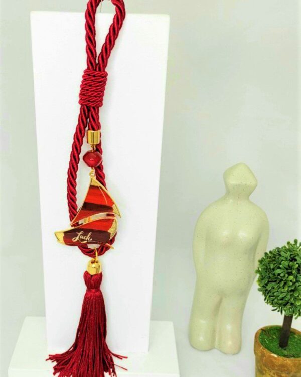 Γούρι 2022 με καραβάκι από σμάλτο, διακοσμητικά στοιχεία επιχρυσωμένα με 24 καράτια , με σατέν κορδόνι και μεταξωτή φούντα. Μήκος 24 εκ. Ένα πολυτελές γούρι, ιδανικό δώρο για το σπίτι ή το γραφείο