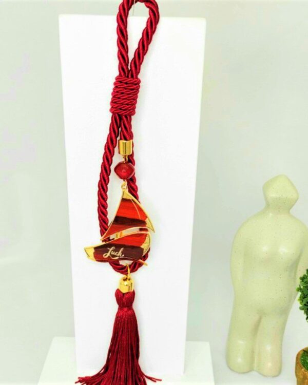 Γούρι 2022 με καραβάκι από σμάλτο, διακοσμητικά στοιχεία επιχρυσωμένα με 24 καράτια , με σατέν κορδόνι και μεταξωτή φούντα. Μήκος 24 εκ. Ένα πολυτελές γούρι, ιδανικό δώρο για το σπίτι ή το γραφείο