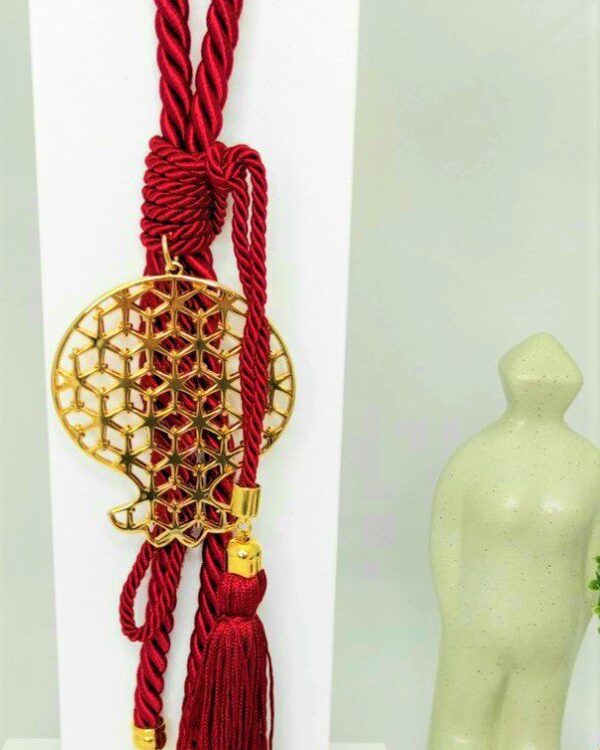 Γούρι 2022 με διάτρητο ρόδι, διακοσμητικά στοιχεία επιχρυσωμένα με 24 καράτια , με σατέν κορδόνι και μεταξωτή φούντα. Μήκος 24 εκ. Ένα πολυτελές γούρι, ιδανικό δώρο για το σπίτι ή το γραφείο