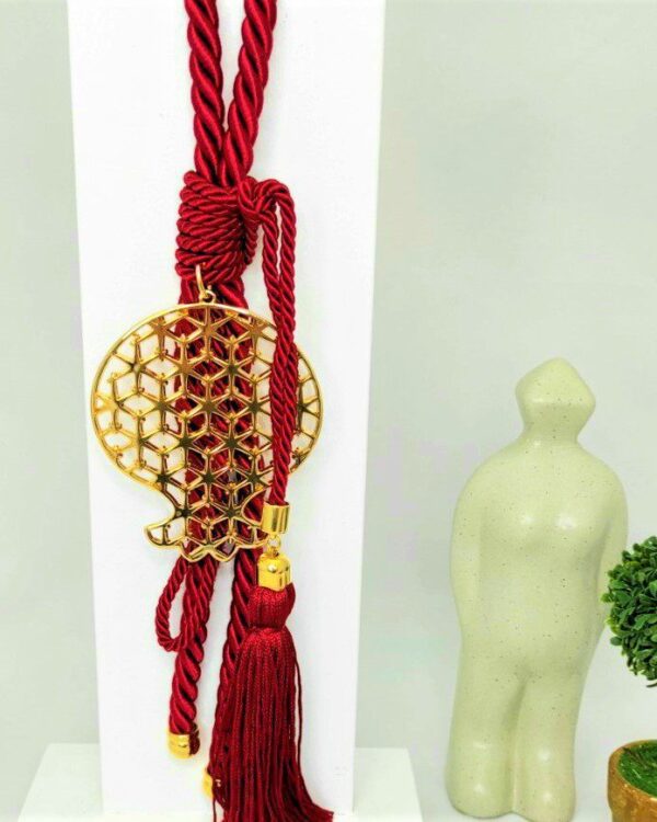 Γούρι 2022 με διάτρητο ρόδι, διακοσμητικά στοιχεία επιχρυσωμένα με 24 καράτια , με σατέν κορδόνι και μεταξωτή φούντα. Μήκος 24 εκ. Ένα πολυτελές γούρι, ιδανικό δώρο για το σπίτι ή το γραφείο