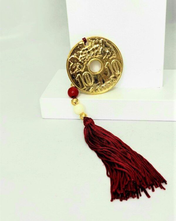 Γούρι 2022 με τυχερή δεκάρα μεγάλη, διακοσμητικά στοιχεία επιχρυσωμένα με 24 καράτια , με σατέν κορδόνι και μεταξωτή φούντα. Μήκος 33 εκ. Ένα πολυτελές γούρι, ιδανικό δώρο για το σπίτι ή το γραφείο