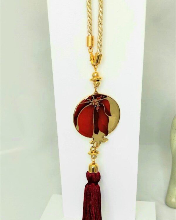 Γούρι 2022 με ρόδι από σμάλτο, διακοσμητικά στοιχεία επιχρυσωμένα με 24 καράτια , με σατέν κορδόνι και μεταξωτή φούντα. Μήκος 39 εκ. Ένα πολυτελές γούρι, ιδανικό δώρο για το σπίτι ή το γραφείο