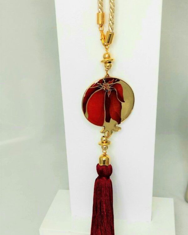 Γούρι 2022 με ρόδι από σμάλτο, διακοσμητικά στοιχεία επιχρυσωμένα με 24 καράτια , με σατέν κορδόνι και μεταξωτή φούντα. Μήκος 39 εκ. Ένα πολυτελές γούρι, ιδανικό δώρο για το σπίτι ή το γραφείο