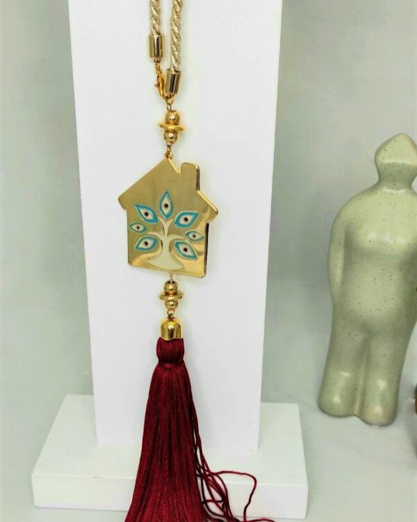 Γούρι 2022 με σπίτι και ματάκια, διακοσμητικά στοιχεία επιχρυσωμένα με 24 καράτια , με σατέν κορδόνι και μεταξωτή φούντα. Μήκος 40 εκ. Ένα πολυτελές γούρι, ιδανικό δώρο για το σπίτι ή το γραφείο