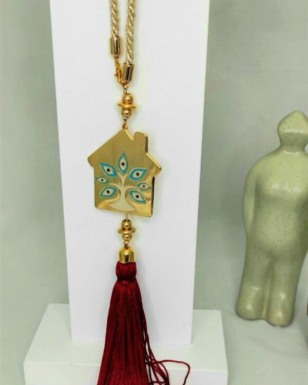 Γούρι 2022 με σπίτι και ματάκια, διακοσμητικά στοιχεία επιχρυσωμένα με 24 καράτια , με σατέν κορδόνι και μεταξωτή φούντα. Μήκος 40 εκ. Ένα πολυτελές γούρι, ιδανικό δώρο για το σπίτι ή το γραφείο