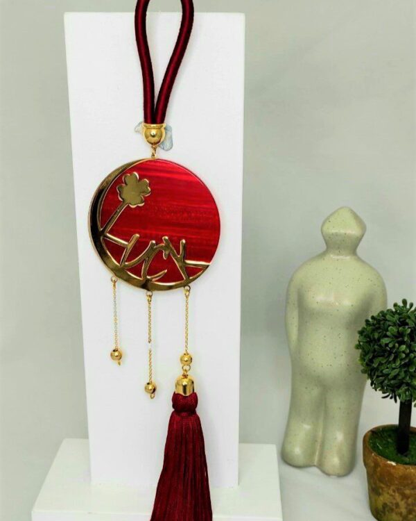 Γούρι 2022 με σμάλτο, Luck και τριφύλλι, διακοσμητικά στοιχεία επιχρυσωμένα με 24 καράτια , με σατέν κορδόνι και μεταξωτή φούντα. Μήκος 36 εκ. Ένα πολυτελές γούρι, ιδανικό δώρο για το σπίτι ή το γραφείο