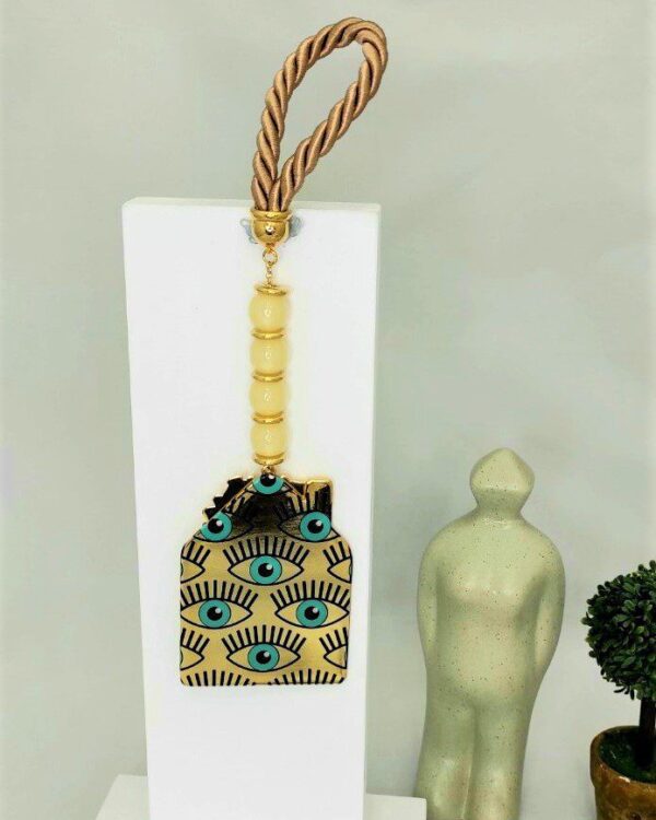 Γούρι 2022 με σπίτι και ματάκια, διακοσμητικά στοιχεία επιχρυσωμένα με 24 καράτια , με σατέν κορδόνι και μεταξωτή φούντα. Μήκος 29εκ. Ένα πολυτελές γούρι, ιδανικό δώρο για το σπίτι ή το γραφείο