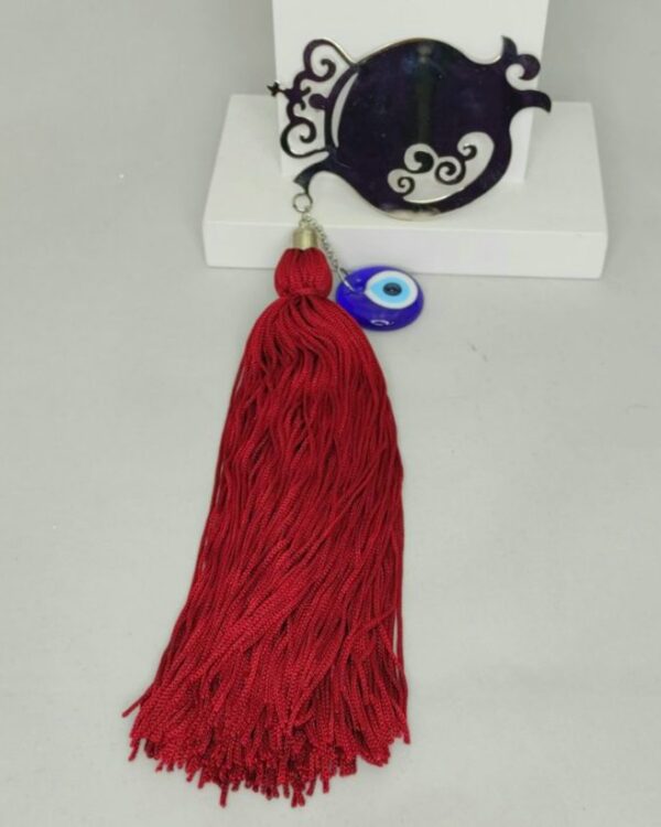 Γούρι 2022 με διάτρητο ρόδι, διακοσμητικά στοιχεία επιχρυσωμένα με 24 καράτια , με σατέν κορδόνι και μεταξωτή φούντα. Μήκος 32. Ένα πολυτελές γούρι, ιδανικό δώρο για το σπίτι ή το γραφείο