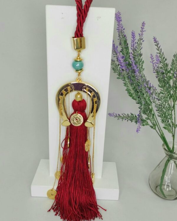 Γούρι 2022 με τυχερό πέταλο, διακοσμητικά στοιχεία επιχρυσωμένα με 24 καράτια , με σατέν κορδόνι και μεταξωτή φούντα. Μήκος 38. Ένα πολυτελές γούρι, ιδανικό δώρο για το σπίτι ή το γραφείο