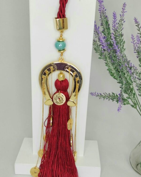 Γούρι 2022 με τυχερό πέταλο, διακοσμητικά στοιχεία επιχρυσωμένα με 24 καράτια , με σατέν κορδόνι και μεταξωτή φούντα. Μήκος 38. Ένα πολυτελές γούρι, ιδανικό δώρο για το σπίτι ή το γραφείο