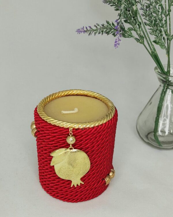 Γούρι 2022 κερί σε θήκη με ρόδι, διακοσμητικά στοιχεία επιχρυσωμένα με 24 καράτια , με σατέν κορδόνι και μεταξωτή φούντα. Μήκος 10Χ8εκ. Ένα πολυτελές γούρι, ιδανικό δώρο για το σπίτι ή το γραφείο