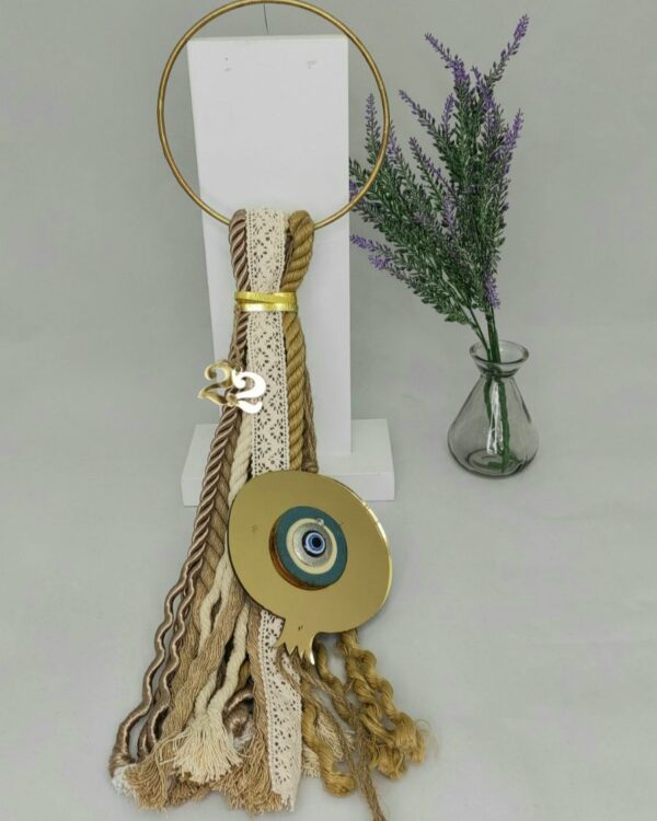 Γούρι 2022 boho style με μάτι, διακοσμητικά στοιχεία επιχρυσωμένα με 24 καράτια , με σατέν κορδόνι και μεταξωτή φούντα. Μήκος 56εκ. Ένα πολυτελές γούρι, ιδανικό δώρο για το σπίτι ή το γραφείο