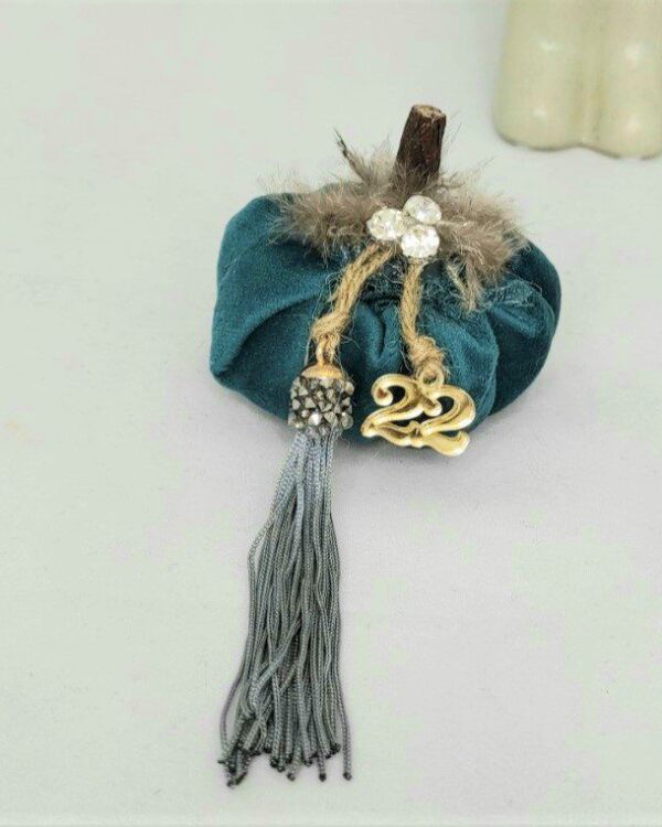 Γούρι 2022 boho style με βελούδινη κολοκύθα, διακοσμητικά στοιχεία επιχρυσωμένα με 24 καράτια , με σατέν κορδόνι και μεταξωτή φούντα. Ένα πολυτελές γούρι, ιδανικό δώρο για το σπίτι ή το γραφείο