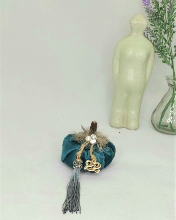 Γούρι 2022 boho style με βελούδινη κολοκύθα, διακοσμητικά στοιχεία επιχρυσωμένα με 24 καράτια , με σατέν κορδόνι και μεταξωτή φούντα. Ένα πολυτελές γούρι, ιδανικό δώρο για το σπίτι ή το γραφείο