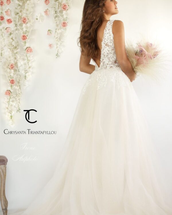 Εντυπωσιακό νυφικό από γαλλικό τούλι με κεντημένο μπούστο