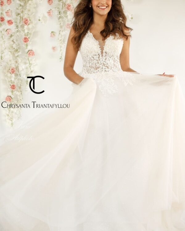 Εντυπωσιακό νυφικό από γαλλικό τούλι με κεντημένο μπούστο