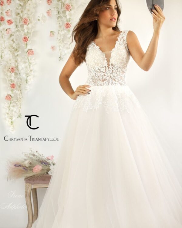 Εντυπωσιακό νυφικό από γαλλικό τούλι με κεντημένο μπούστο