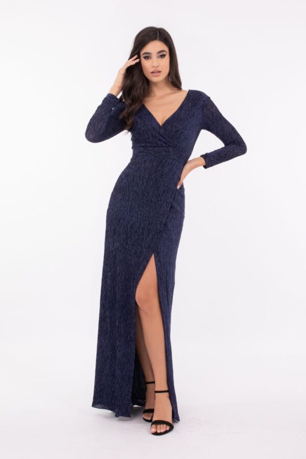Maxi φόρεμα με μπούστο κρουαζέ σε μπλε σκούρο με μεταλλιζέ κλωστή. Με σκίσιμο στο πλάι και μακρύ μανίκι. Ελληνικής ραφής