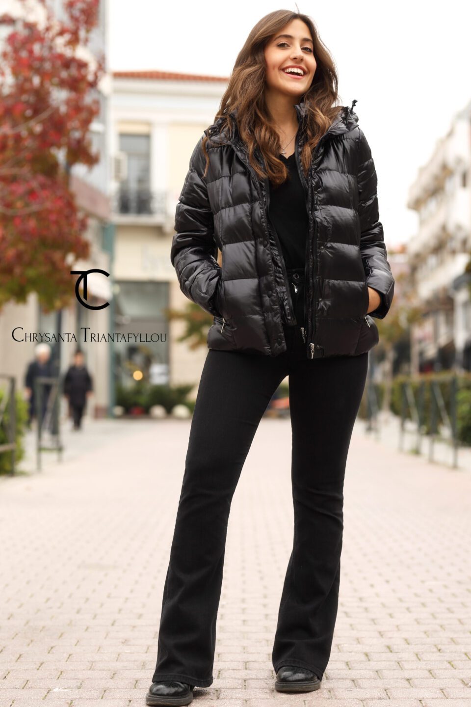 Γυναικείο μπουφάν κοντό με glosy effect σε μαύρο