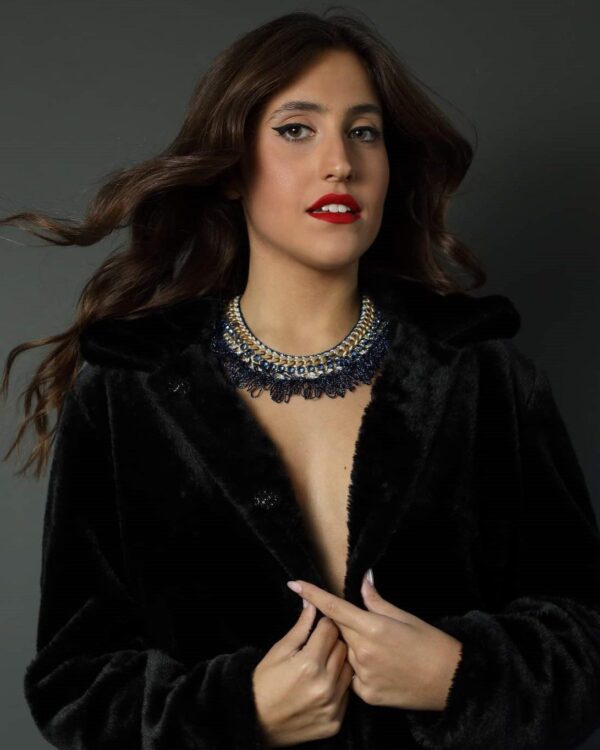 Πλεκτό χειροποίητο κολιέ με strass. Ένα εντυπωσιακό κολιέ και μοναδικό! Προσαρμοζόμενο κούμπωμα. Χειροποίητη δημιουργία