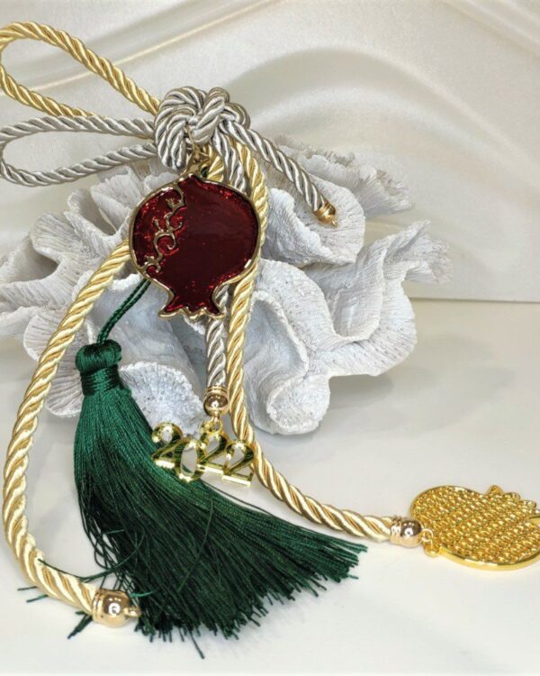 Γούρι 2022 με ρόδια, επιχρυσωμένο, διακοσμημένο με μεταξωτό κορδόνι και/ή φούντα. Μήκος 37 εκ. Ιδανικό δώρο για το σπίτι ή το γραφείο