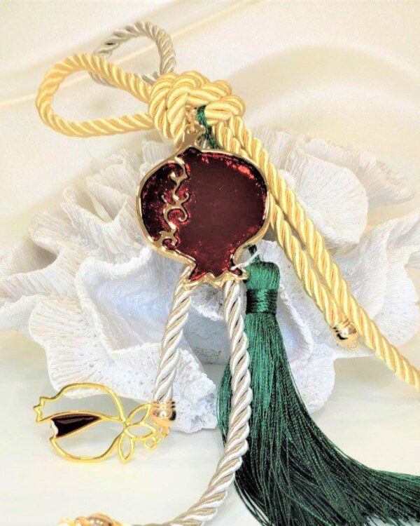 Γούρι 2023 με ρόδια, επιχρυσωμένο, διακοσμημένο με μεταξωτό κορδόνι και/ή φούντα. Μήκος 37 εκ. Ιδανικό δώρο για το σπίτι ή το γραφείο