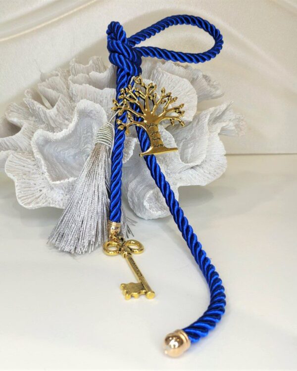 Γούρι 2022 με το δέντρο της ζωής, επιχρυσωμένο, διακοσμημένο με μεταξωτό κορδόνι και/ή φούντα. Μήκος 27 εκ. Ιδανικό δώρο για το σπίτι ή το γραφείο