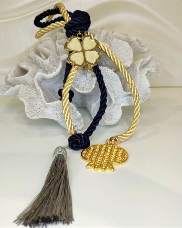 Γούρι 2022 με ρόδι και τυχερό τριφύλλι , επιχρυσωμένο, διακοσμημένο με μεταξωτό κορδόνι και/ή φούντα. Μήκος 37 εκ. Ιδανικό δώρο για το σπίτι ή το γραφείο