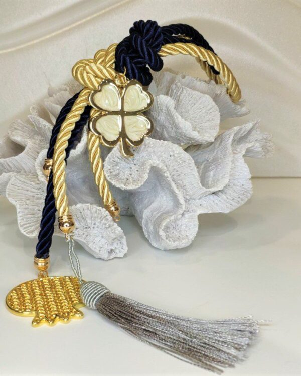 Γούρι 2022 με ρόδι και τυχερό τριφύλλι , επιχρυσωμένο, διακοσμημένο με μεταξωτό κορδόνι και/ή φούντα. Μήκος 37 εκ. Ιδανικό δώρο για το σπίτι ή το γραφείο