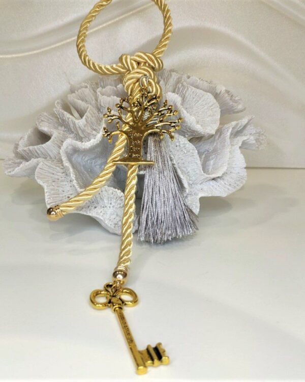 Γούρι 2022 με το δέντρο της ζωής, επιχρυσωμένο, διακοσμημένο με μεταξωτό κορδόνι και/ή φούντα. Μήκος 27 εκ. Ιδανικό δώρο για το σπίτι ή το γραφείο