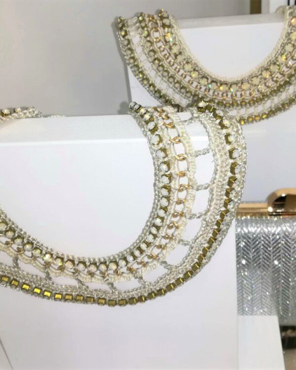 Πλεκτό χειροποίητο κολιέ με strass. Ένα εντυπωσιακό κολιέ και μοναδικό! Προσαρμοζόμενο κούμπωμα. Χειροποίητη δημιουργία