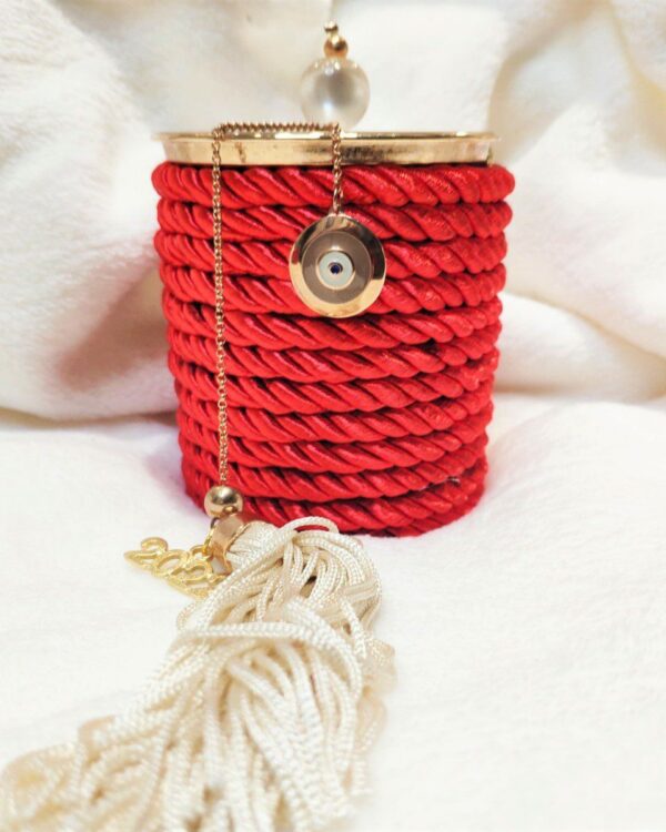 Γούρι 2022 κερί κανέλα με καπάκι και γούρι ματάκι, με σατέν κορδόνι και μεταξωτή φούντα. Ύψος  10εκ. Ένα πολυτελές γούρι, ιδανικό δώρο για το σπίτι ή το γραφείο. Ένα υπέροχο γιορτινό δώρο για τα αγαπημένα μας πρόσωπα!