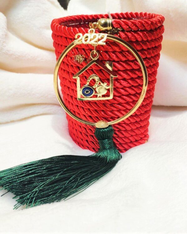 Γούρι 2022 κερί κανέλα με στεφανάκι ευχών με σπιτάκι, πέταλο, ρόδι και ματάκι, με σατέν κορδόνι και μεταξωτή φούντα. Ύψος  13εκ. Ένα πολυτελές γούρι, ιδανικό δώρο για το σπίτι ή το γραφείο. Ένα υπέροχο γιορτινό δώρο για τα αγαπημένα μας πρόσωπα! Ανακάλυψε όλη τη συλλογή μας  σε Χειροποίητα Γούρια 2022 