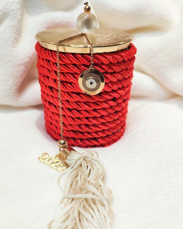 Γούρι 2022 κερί κανέλα με καπάκι και γούρι ματάκι, με σατέν κορδόνι και μεταξωτή φούντα. Ύψος  10εκ. Ένα πολυτελές γούρι, ιδανικό δώρο για το σπίτι ή το γραφείο. Ένα υπέροχο γιορτινό δώρο για τα αγαπημένα μας πρόσωπα!