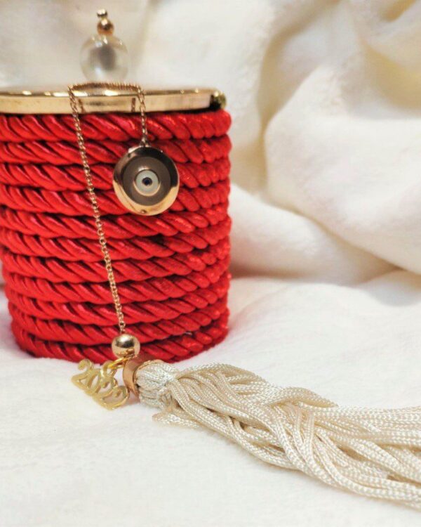 Γούρι 2022 κερί κανέλα με καπάκι και γούρι ματάκι, με σατέν κορδόνι και μεταξωτή φούντα. Ύψος  10εκ. Ένα πολυτελές γούρι, ιδανικό δώρο για το σπίτι ή το γραφείο. Ένα υπέροχο γιορτινό δώρο για τα αγαπημένα μας πρόσωπα!