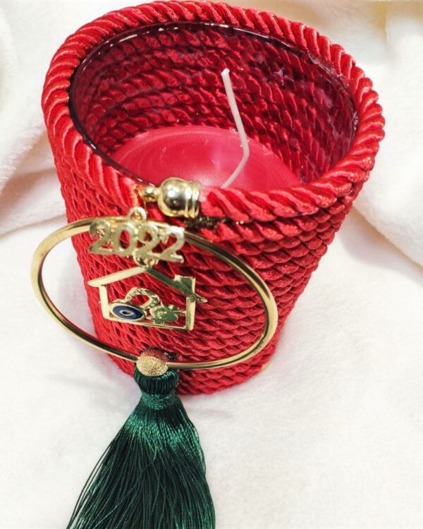 Γούρι 2022 κερί κανέλα με στεφανάκι ευχών με σπιτάκι, πέταλο, ρόδι και ματάκι, με σατέν κορδόνι και μεταξωτή φούντα. Ύψος  13εκ. Ένα πολυτελές γούρι, ιδανικό δώρο για το σπίτι ή το γραφείο. Ένα υπέροχο γιορτινό δώρο για τα αγαπημένα μας πρόσωπα! Ανακάλυψε όλη τη συλλογή μας  σε Χειροποίητα Γούρια 2022 