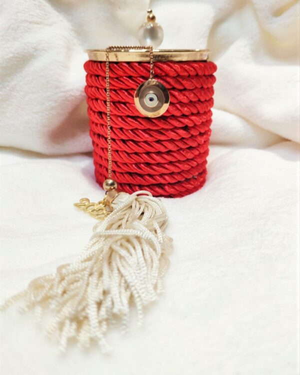 Γούρι 2022 κερί κανέλα με καπάκι και γούρι ματάκι, με σατέν κορδόνι και μεταξωτή φούντα. Ύψος  10εκ. Ένα πολυτελές γούρι, ιδανικό δώρο για το σπίτι ή το γραφείο. Ένα υπέροχο γιορτινό δώρο για τα αγαπημένα μας πρόσωπα!