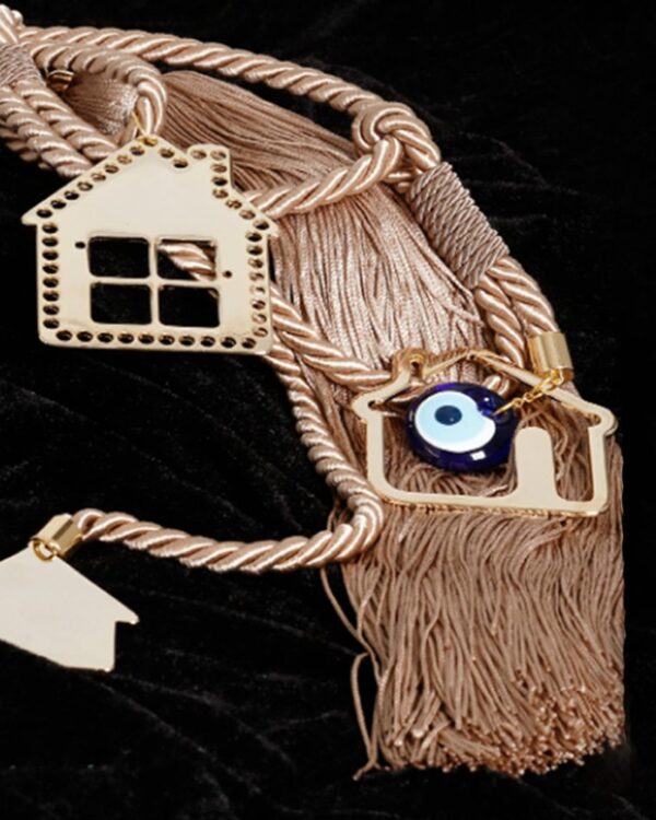 Γούρι 2022 με 3 σπιτάκια και μάτι, διακοσμητικά στοιχεία επιχρυσωμένα με 24 καράτια , με σατέν κορδόνι και μεταξωτή φούντα. Ένα πολυτελές γούρι, ιδανικό δώρο για το σπίτι ή το γραφείο. Ένα υπέροχο γιορτινό δώρο για τα αγαπημένα μας πρόσωπα!