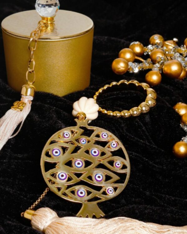 Γούρι 2022 με ρόδι και ματάκια, διακοσμητικά στοιχεία επιχρυσωμένα με 24 καράτια , με σατέν κορδόνι και μεταξωτή φούντα. Μήκος 47εκ. Ένα πολυτελές γούρι, ιδανικό δώρο για το σπίτι ή το γραφείο. Ένα υπέροχο γιορτινό δώρο για τα αγαπημένα μας πρόσωπα!