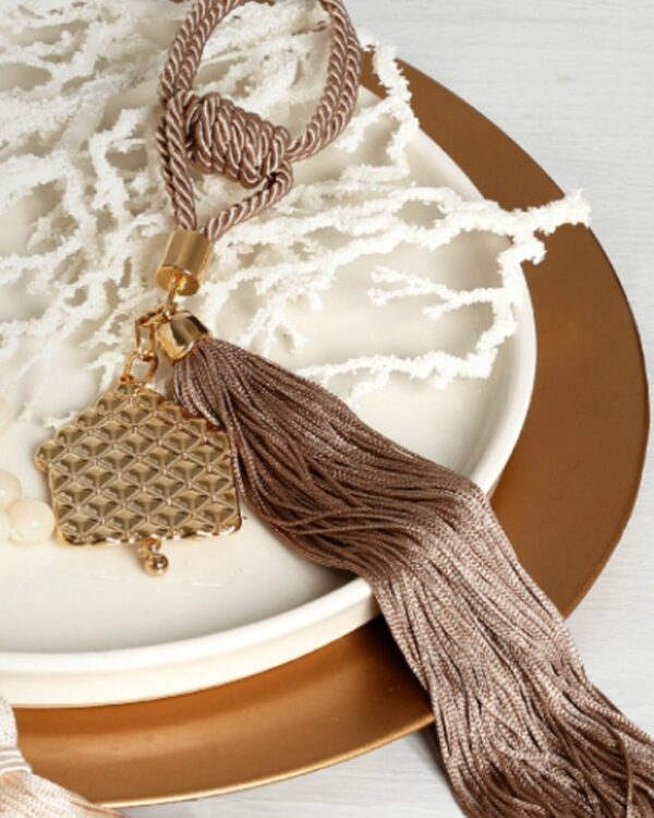 Γούρι 2022 με σπιτάκι, διακοσμητικά στοιχεία επιχρυσωμένα με 24 καράτια , με σατέν κορδόνι και μεταξωτή φούντα. Μήκος 34εκ. Ένα πολυτελές γούρι, ιδανικό δώρο για το σπίτι ή το γραφείο. Ένα υπέροχο γιορτινό δώρο για τα αγαπημένα μας πρόσωπα!