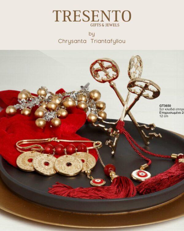 Γούρι 2022  σετ 3 κλειδιά επιτραπέζια, διακοσμητικά στοιχεία επιχρυσωμένα με 24 καράτια , με σατέν κορδόνι και μεταξωτή φούντα. Ύψος 12εκ. Ένα πολυτελές γούρι, ιδανικό δώρο για το σπίτι ή το γραφείο. Ένα υπέροχο γιορτινό δώρο για τα αγαπημένα μας πρόσωπα!